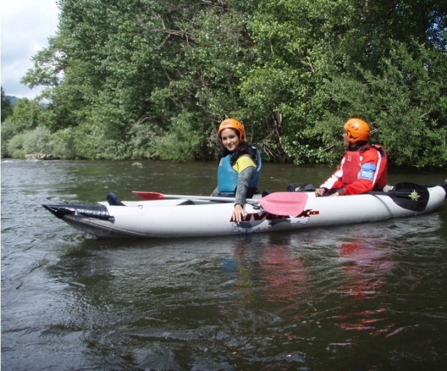 dos personas disfrutan de la ruta de kayak aventur